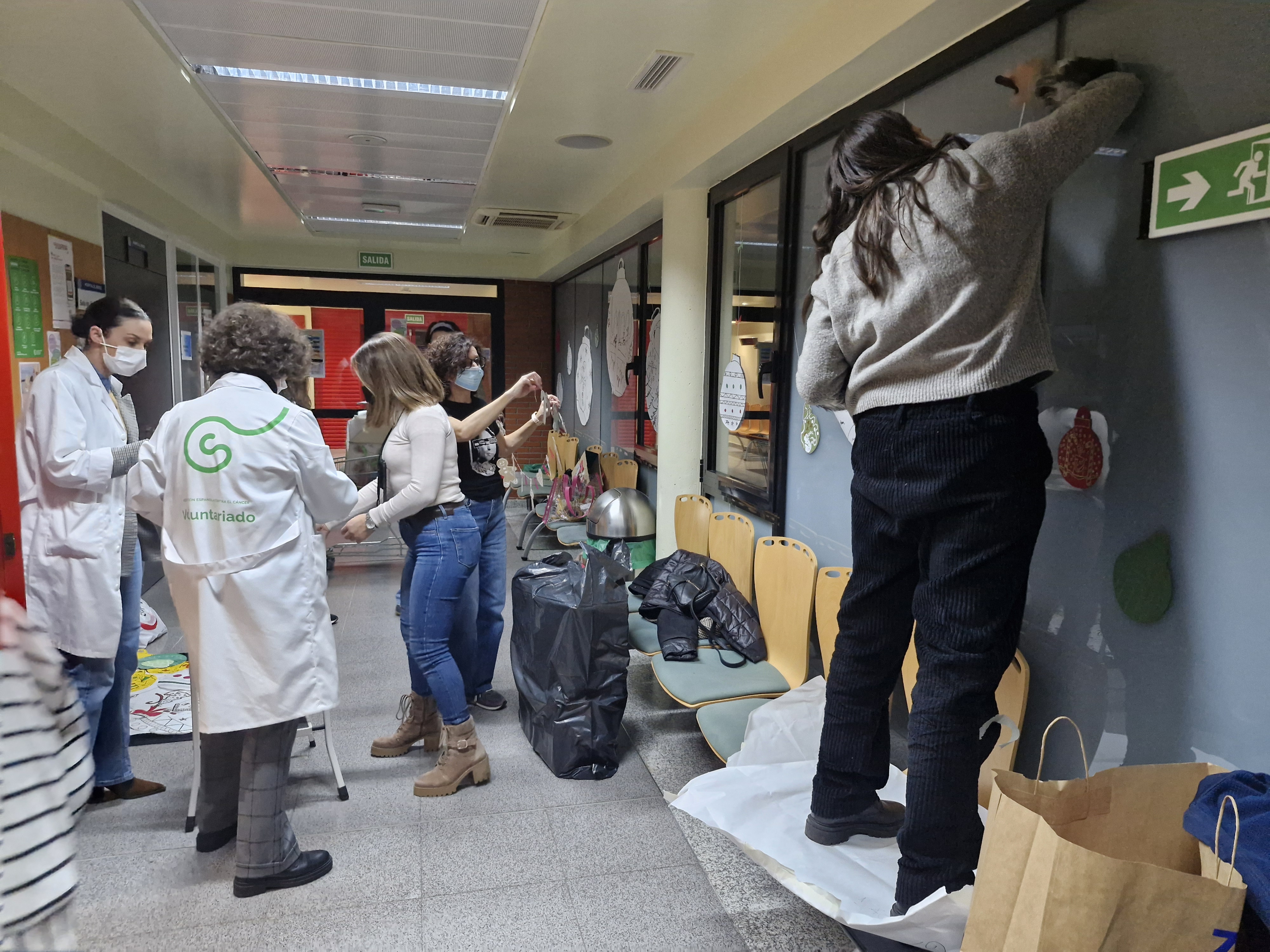 El IES Europa y la Asociación Española Contra el Cáncer de Ponferrada decorando el pasillo de oncohematología (2) El IES Europa y la Asociación Española Contra el Cáncer de Ponferrada decorando el pasillo de oncohematología (2)