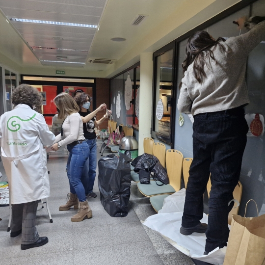El IES Europa y la Asociación Española Contra el Cáncer de Ponferrada decorando el pasillo de oncohematología (2) El IES Europa y la Asociación Española Contra el Cáncer de Ponferrada decorando el pasillo de oncohematología (2)