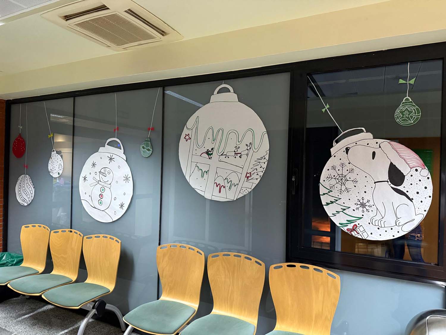 Decoración Navidad pasillo oncohematológico 2025 (1) Decoración Navidad pasillo oncohematológico 2025 (1)