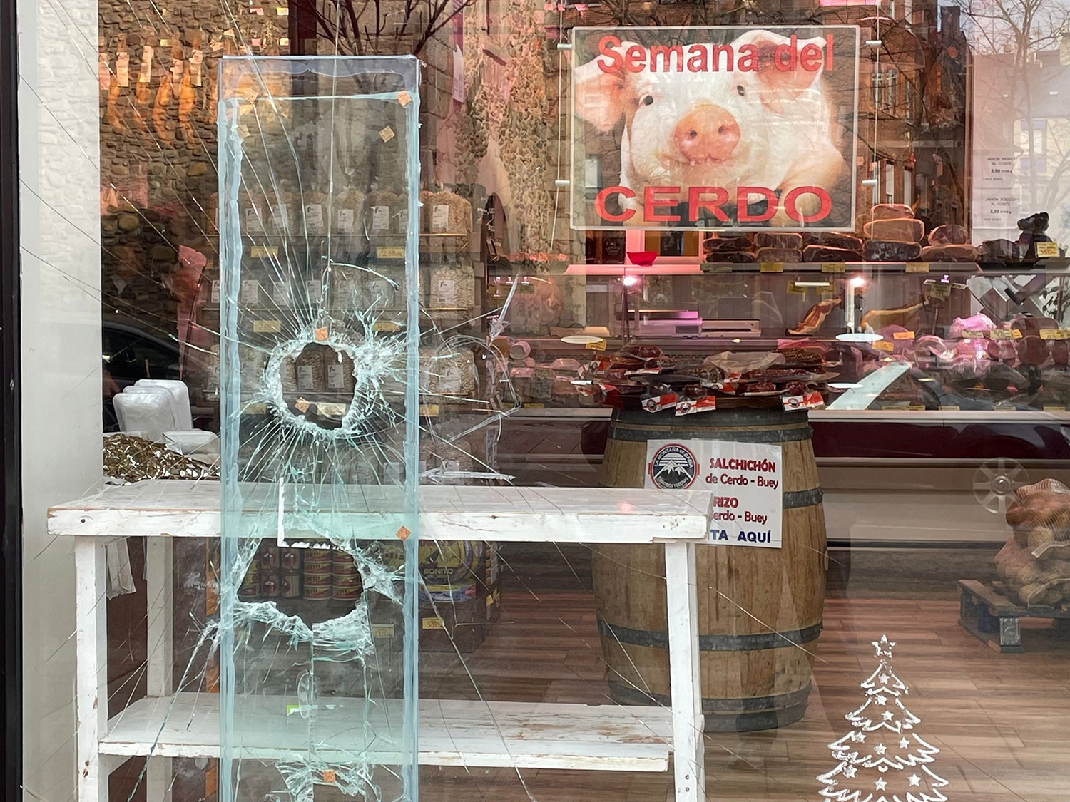 Destrozo del escaparate de la carnicería robada Destrozo del escaparate de la carnicería robada