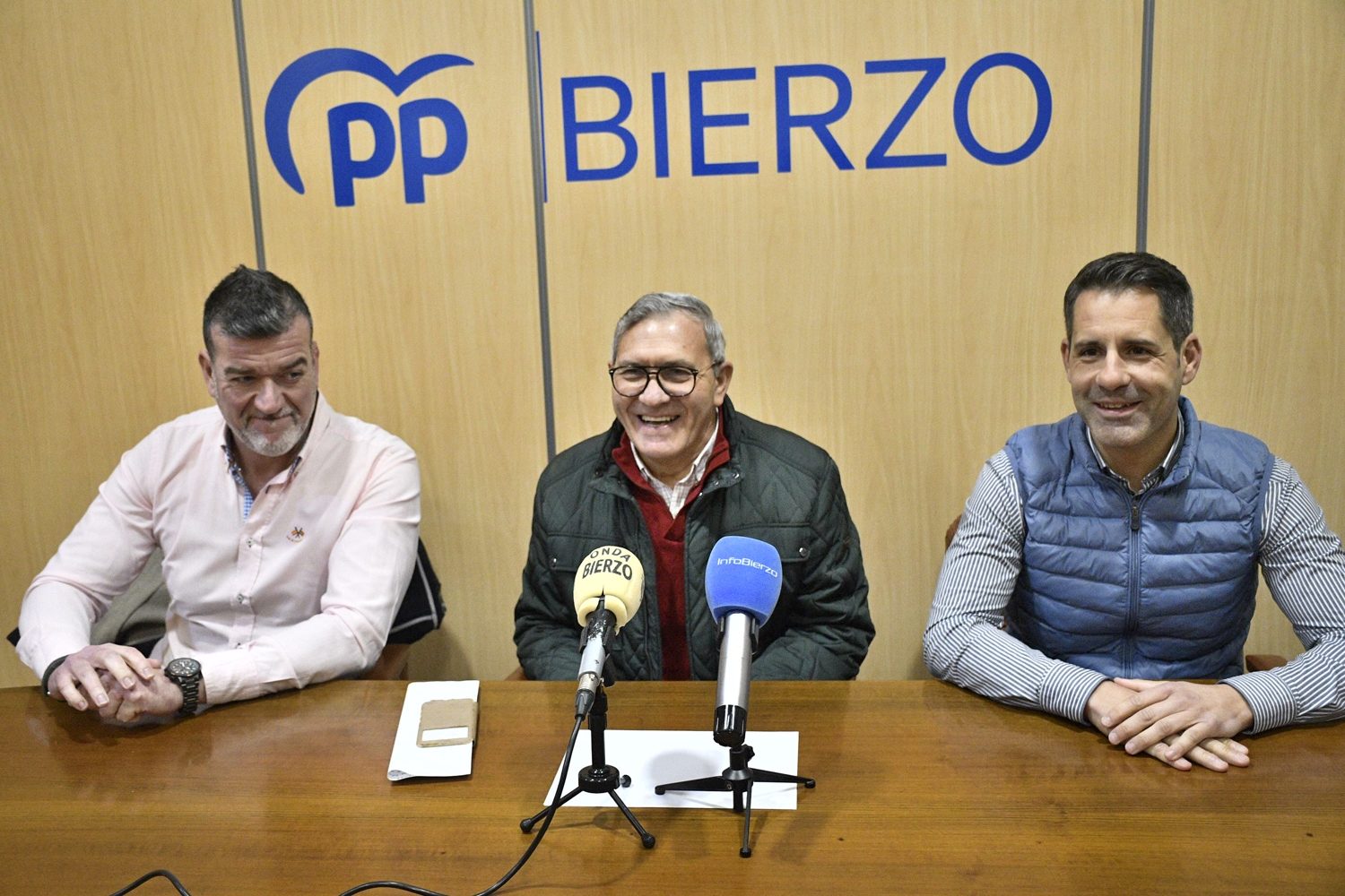 El portavoz del PP, Adolfo Canedo, junto a los miembres del PP de Cacabelos El portavoz del PP, Adolfo Canedo, junto a los miembres del PP de Cacabelos