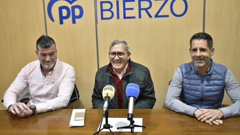 El portavoz del PP, Adolfo Canedo, junto a los miembres del PP de Cacabelos