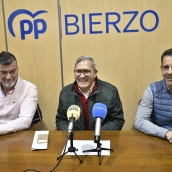 El portavoz del PP, Adolfo Canedo, junto a los miembres del PP de Cacabelos El portavoz del PP, Adolfo Canedo, junto a los miembres del PP de Cacabelos