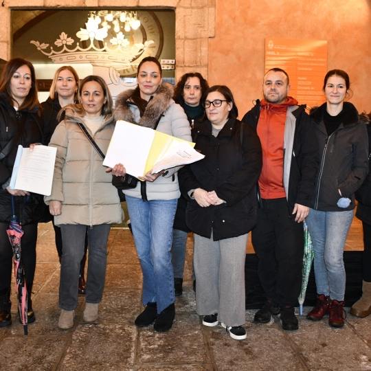 Entrega de firmas de La Borreca en el Ayuntamiento de Ponferrada Entrega de firmas de La Borreca en el Ayuntamiento de Ponferrada
