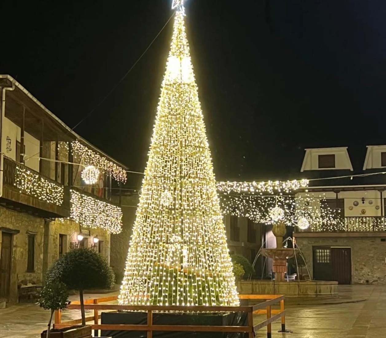 Luces de Navidad de Molinaseca (7) Luces de Navidad de Molinaseca (7)