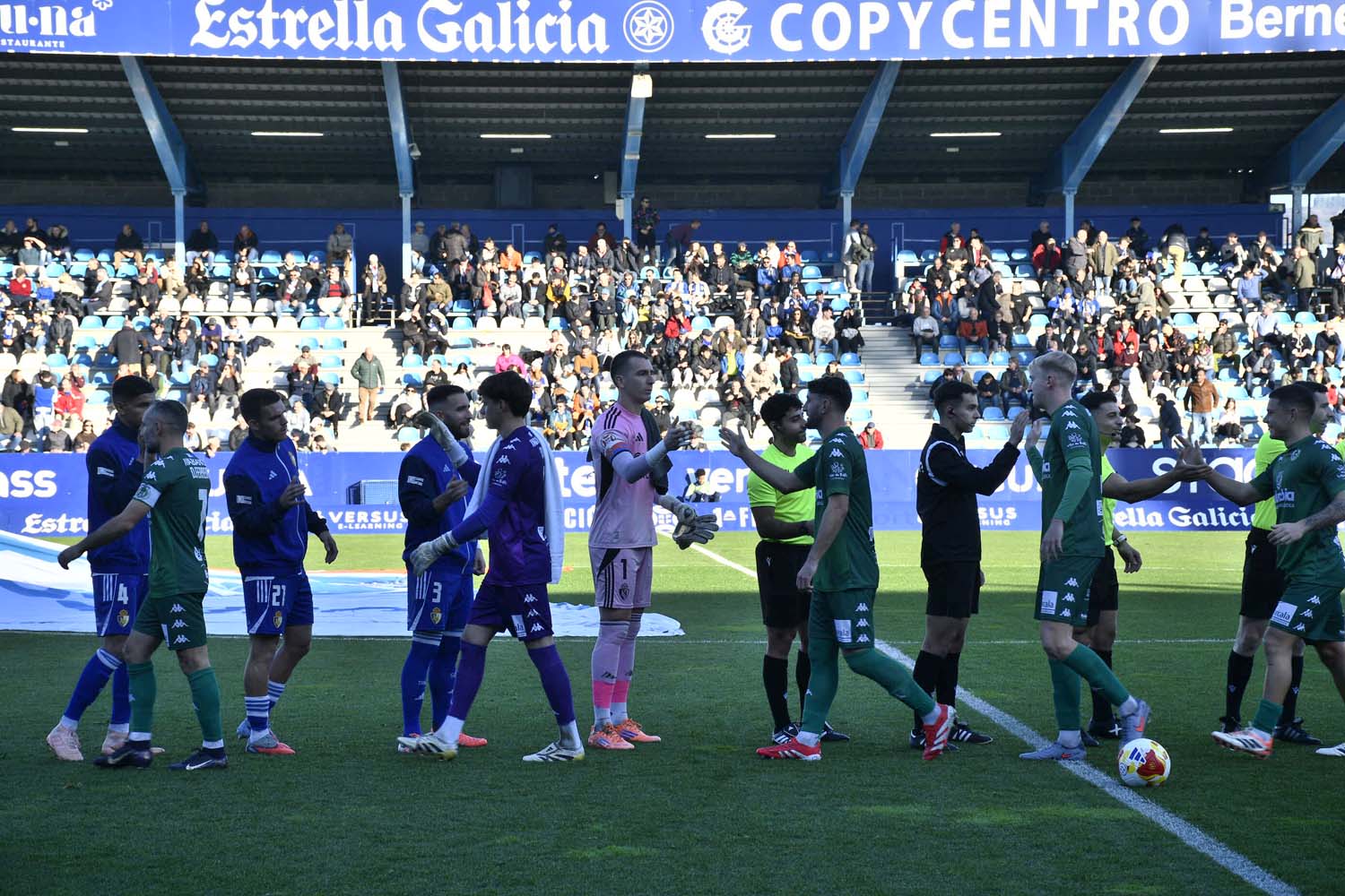 Inicio del partido entre la Ponferradina y el Arenteiro (5) Inicio del partido entre la Ponferradina y el Arenteiro (5)