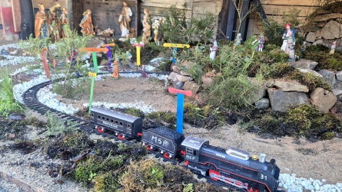 El Ponfeblino 'se cuela' en el Belén que da la bienvenida navideña a los peregrinos en El Acebo El Ponfeblino 'se cuela' en el Belén que da la bienvenida navideña a los peregrinos en El Acebo