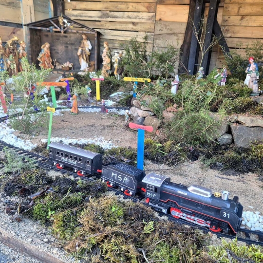 El Ponfeblino 'se cuela' en el Belén que da la bienvenida navideña a los peregrinos en El Acebo El Ponfeblino 'se cuela' en el Belén que da la bienvenida navideña a los peregrinos en El Acebo