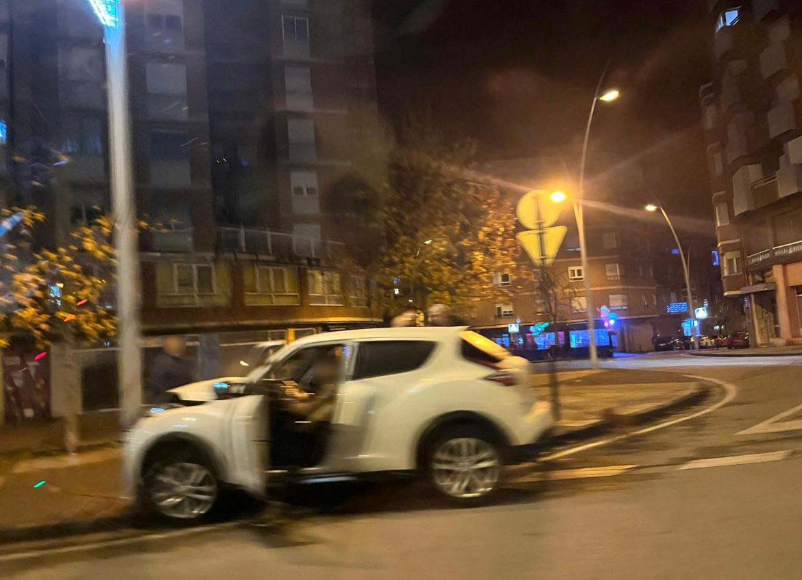 Impacto contra una farola en la Avenida del Ferrocarril Impacto contra una farola en la Avenida del Ferrocarril