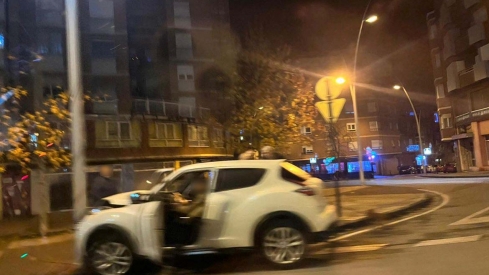 Impacto contra una farola en la Avenida del Ferrocarril Impacto contra una farola en la Avenida del Ferrocarril