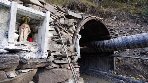 César Sánchez / ICAL . Trabajos de adecuación de la Escuela Laboral de Laciana (León), para el proyecto turístico 'La mina en vivo' César Sánchez / ICAL . Trabajos de adecuación de la Escuela Laboral de Laciana (León), para el proyecto turístico 'La mina en vivo'