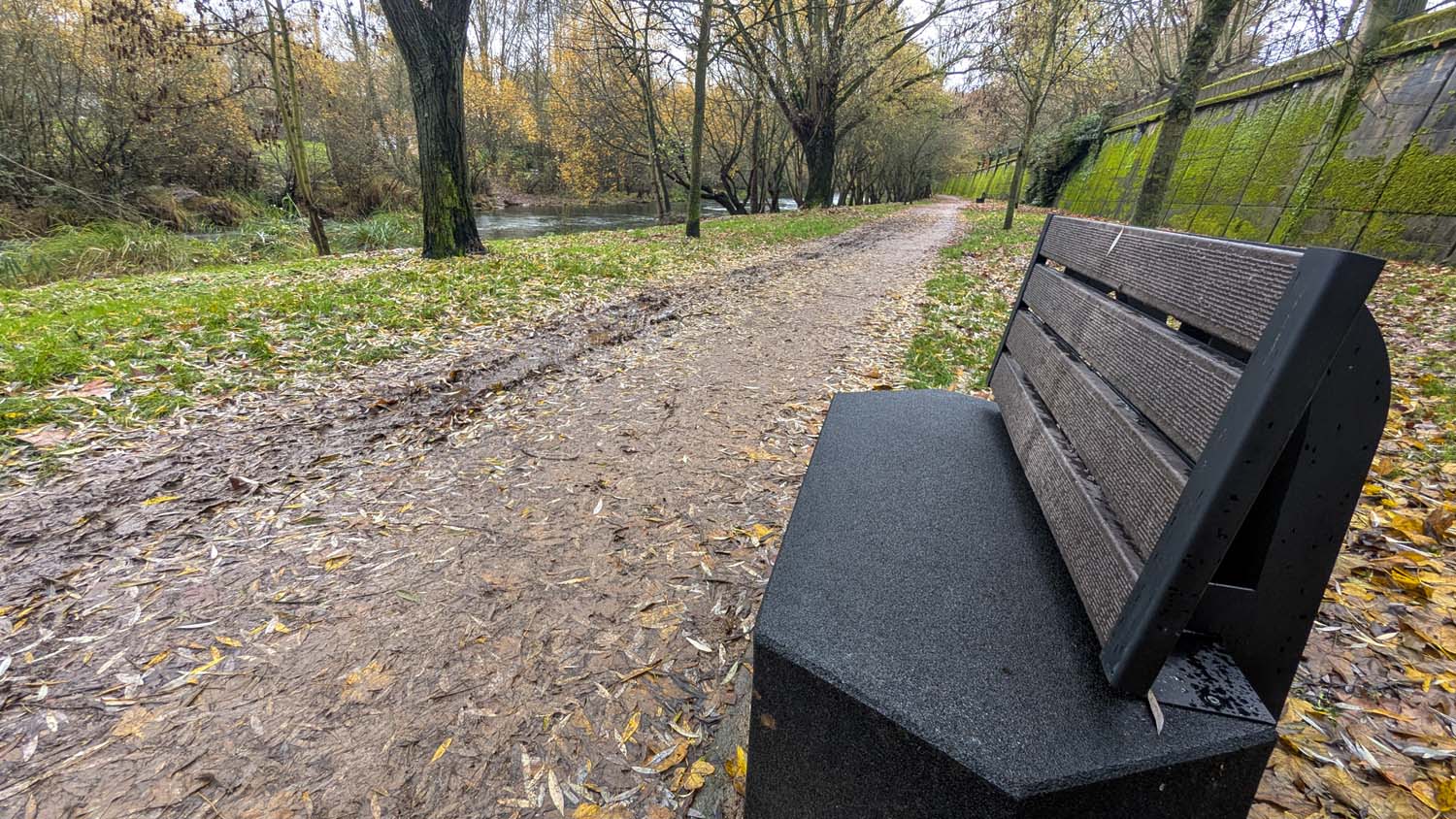 Modificación en los bancos del paseo del Rio Sil(1) Modificación en los bancos del paseo del Rio Sil(1)