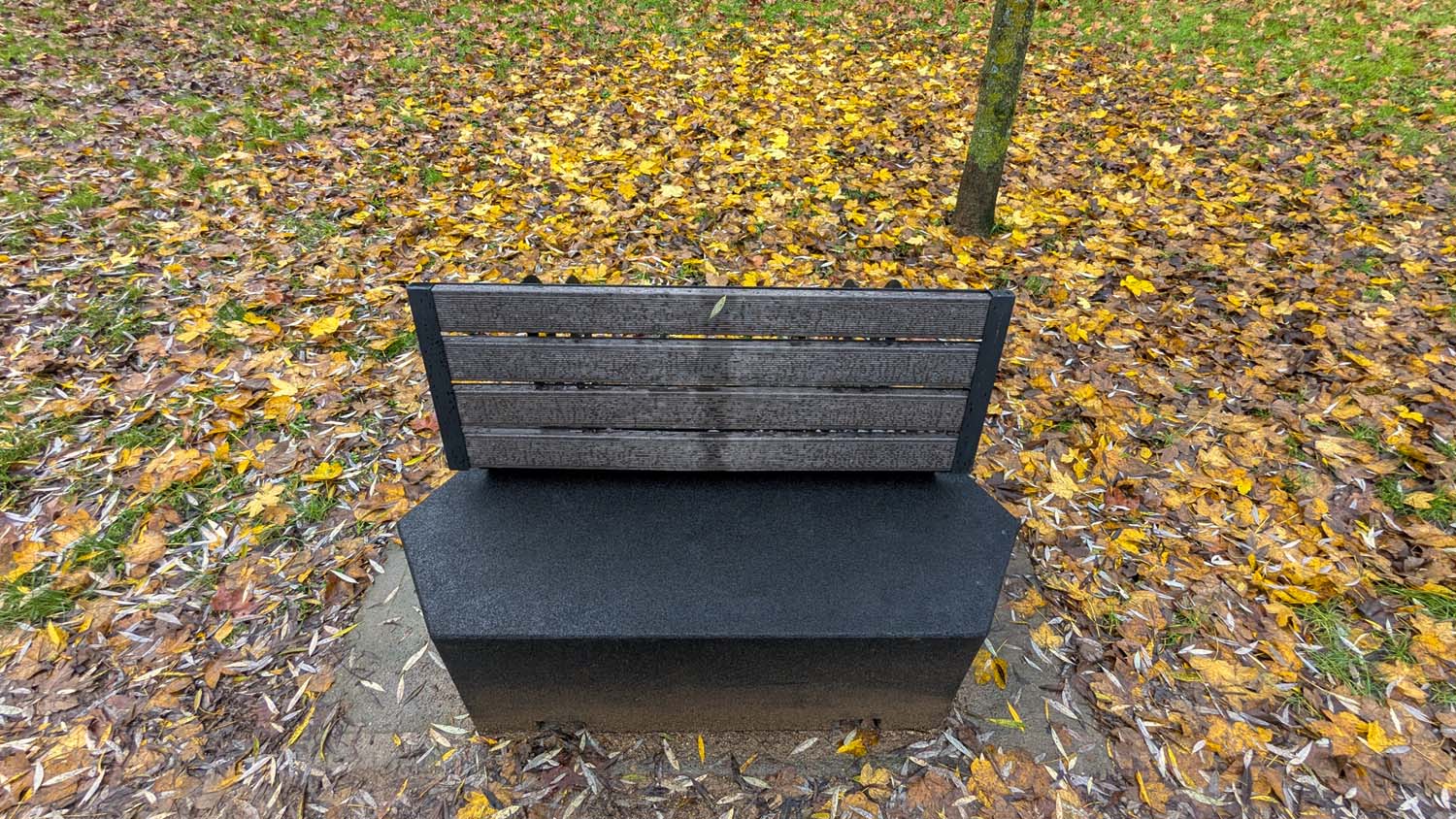 Modificación en los bancos del paseo del Rio Sil(2) Modificación en los bancos del paseo del Rio Sil(2)