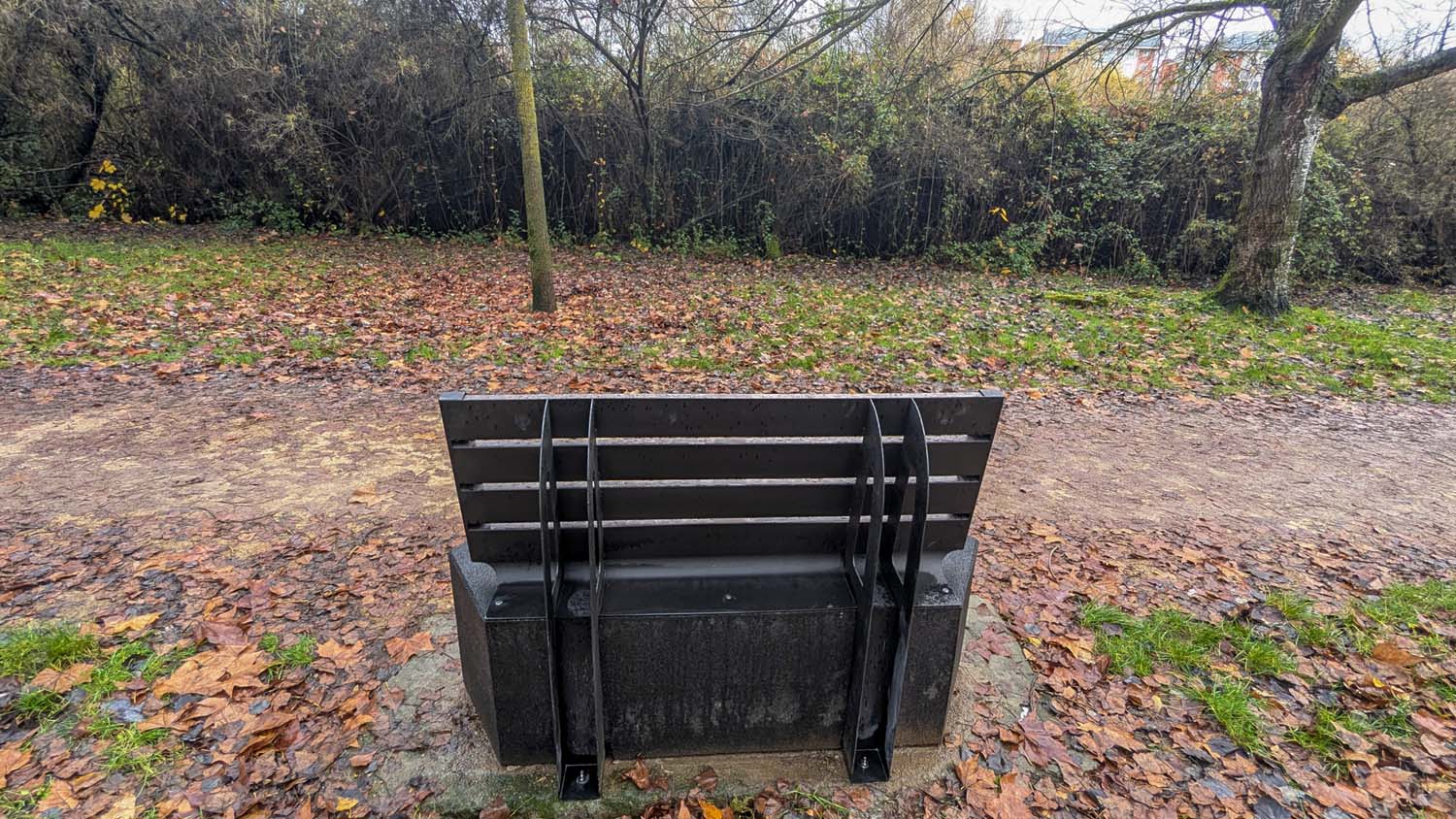 Modificación en los bancos del paseo del Rio Sil(4) Modificación en los bancos del paseo del Rio Sil(4)