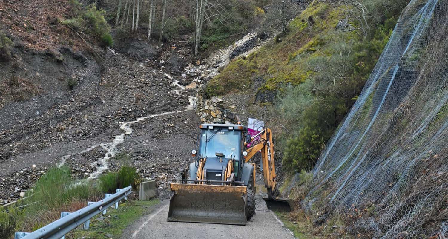 Máquinas trabajando en el derrumbe de Peñalba Máquinas trabajando en el derrumbe de Peñalba