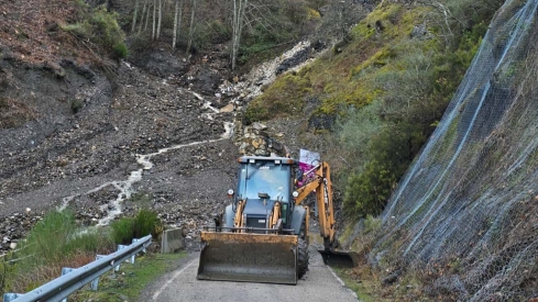 Máquinas trabajando en el derrumbe de Peñalba