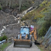 Máquinas trabajando en el derrumbe de Peñalba