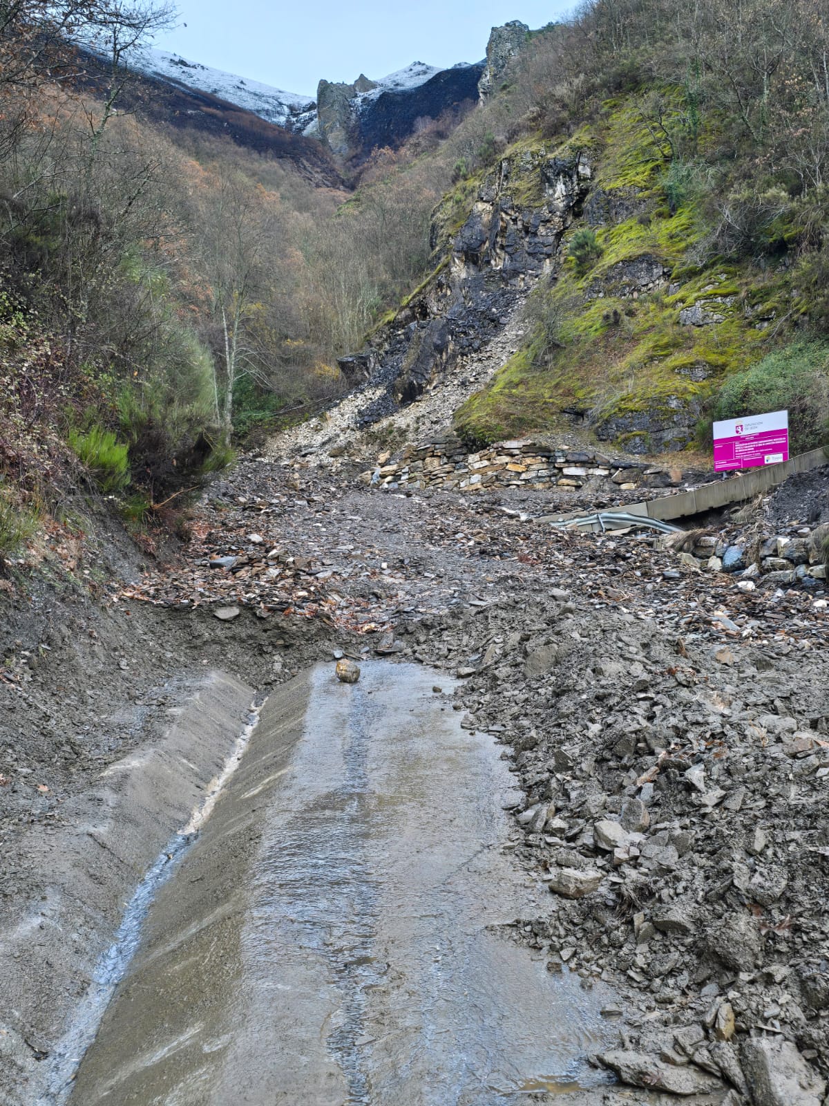 Máquinas trabajando en el derrumbe de Peñalba (3) Máquinas trabajando en el derrumbe de Peñalba (3)