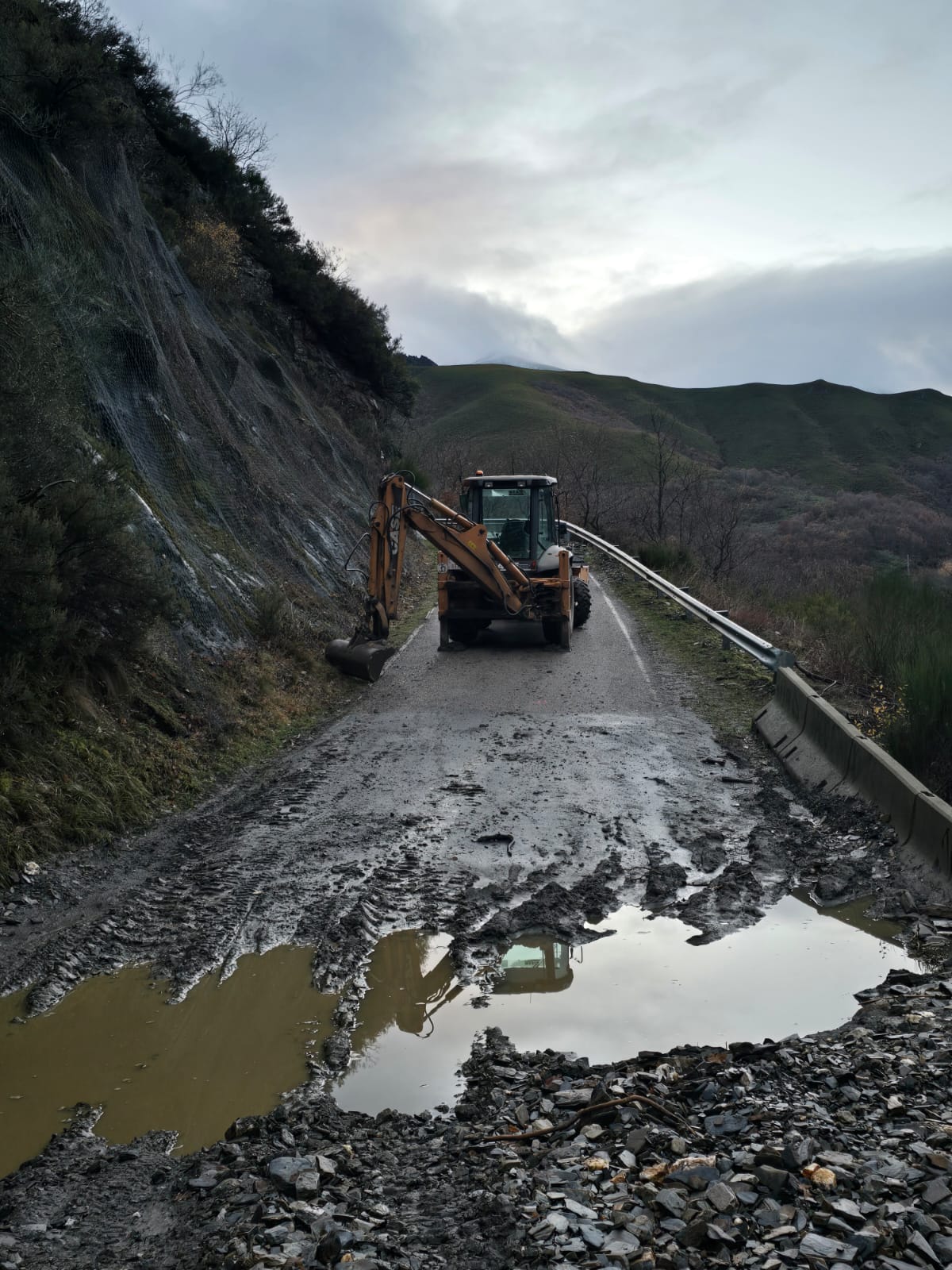 Máquinas trabajando en el derrumbe de Peñalba (1) Máquinas trabajando en el derrumbe de Peñalba (1)