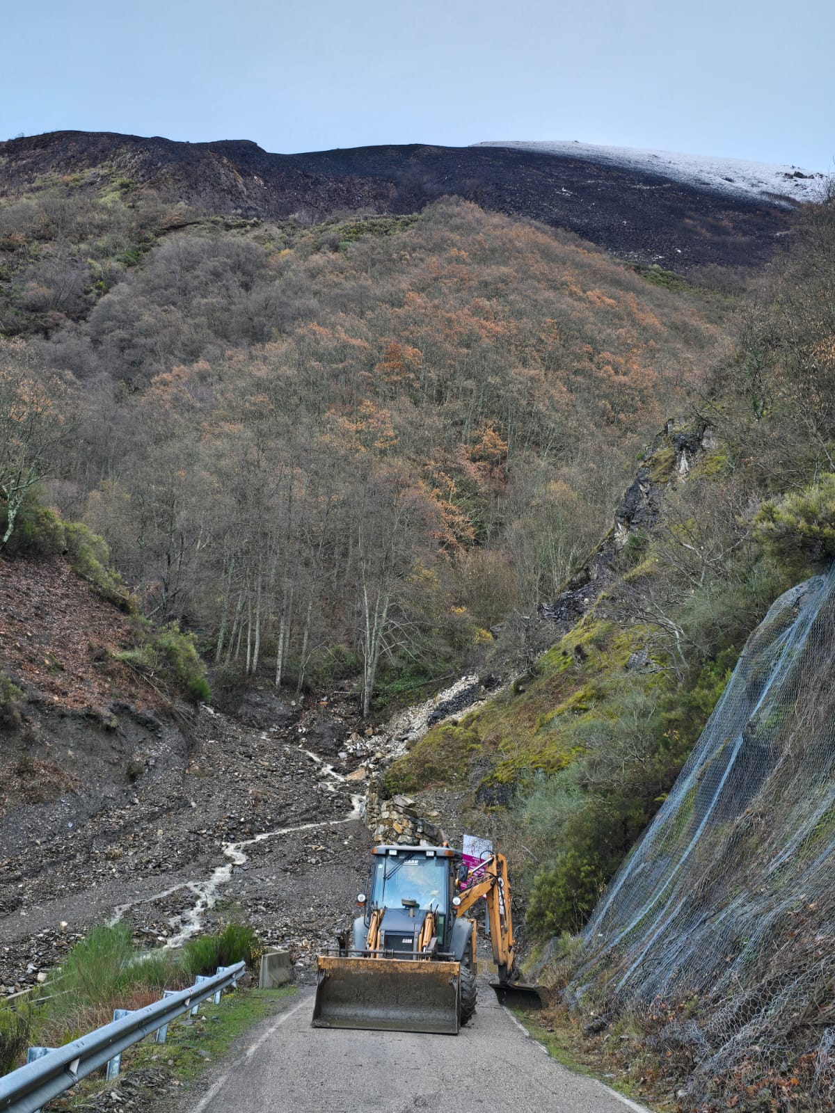Máquinas trabajando en el derrumbe de Peñalba (2) Máquinas trabajando en el derrumbe de Peñalba (2)