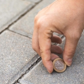 Moneda en el suelo. iStock (Autor: Jun) Moneda en el suelo. iStock (Autor: Jun)