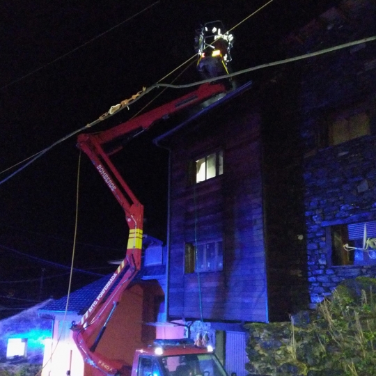 Bomberos de Ponferrada en el incendio de Guímara Bomberos de Ponferrada en el incendio de Guímara