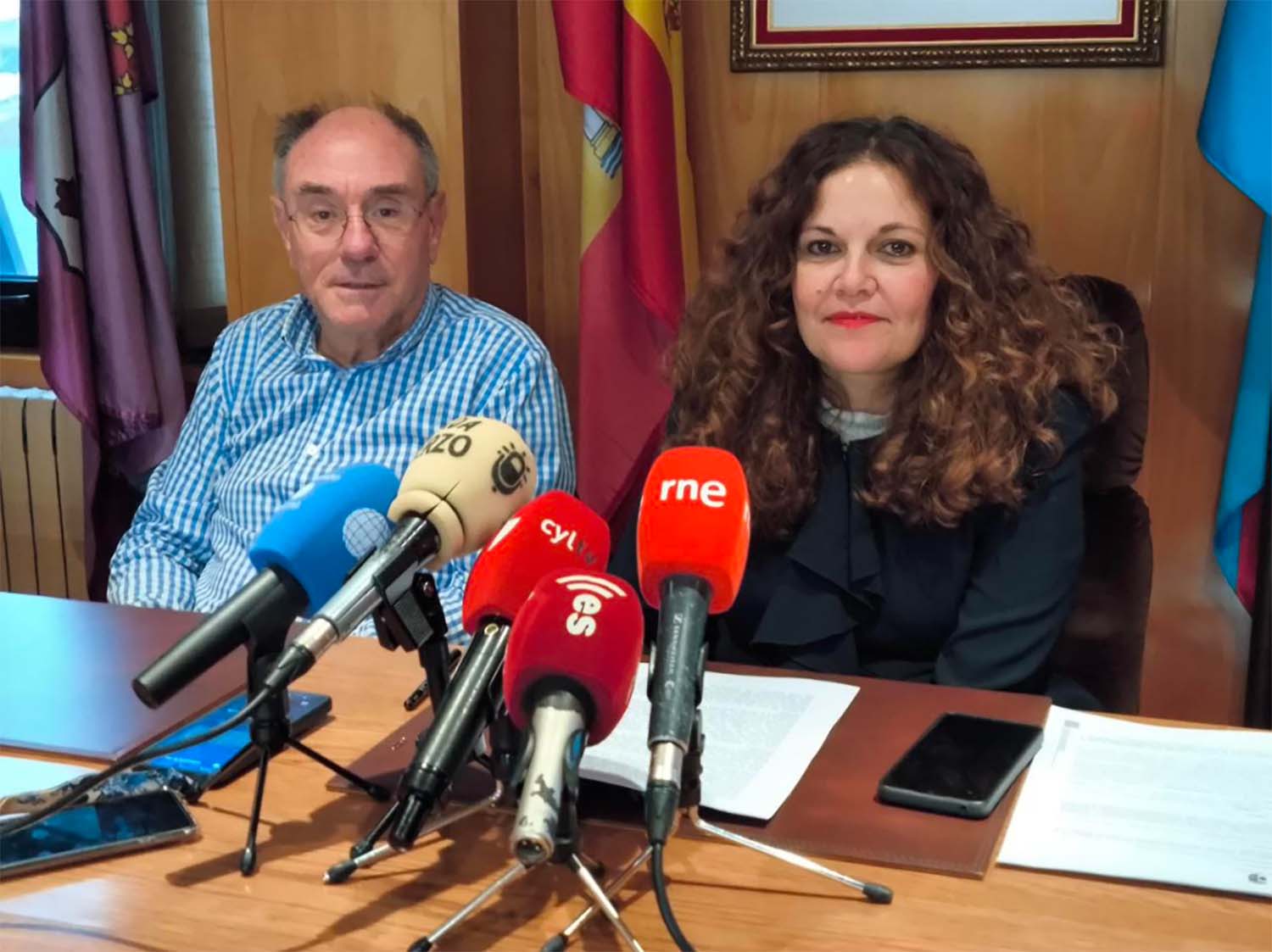 La alcaldesa de Bembibre, Silvia Cao, y el teniente de alcalde, Sigifredo Benavides. La alcaldesa de Bembibre, Silvia Cao, y el teniente de alcalde, Sigifredo Benavides.