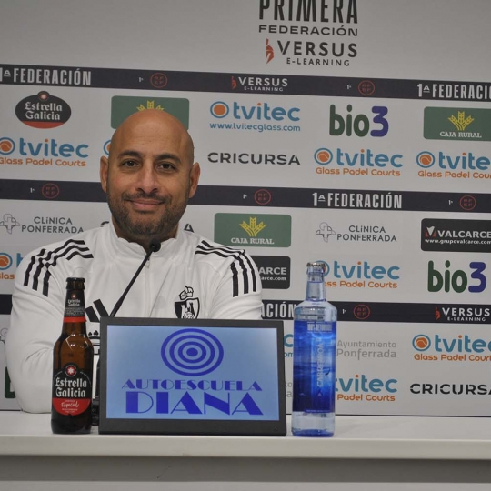 Mehdi Nafti en sala de prensa Mehdi Nafti en sala de prensa