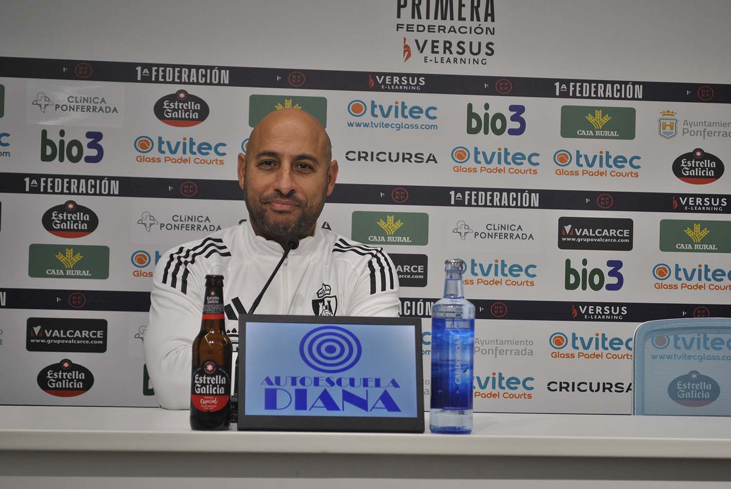 Mehdi Nafti en rueda de prensa Mehdi Nafti en rueda de prensa