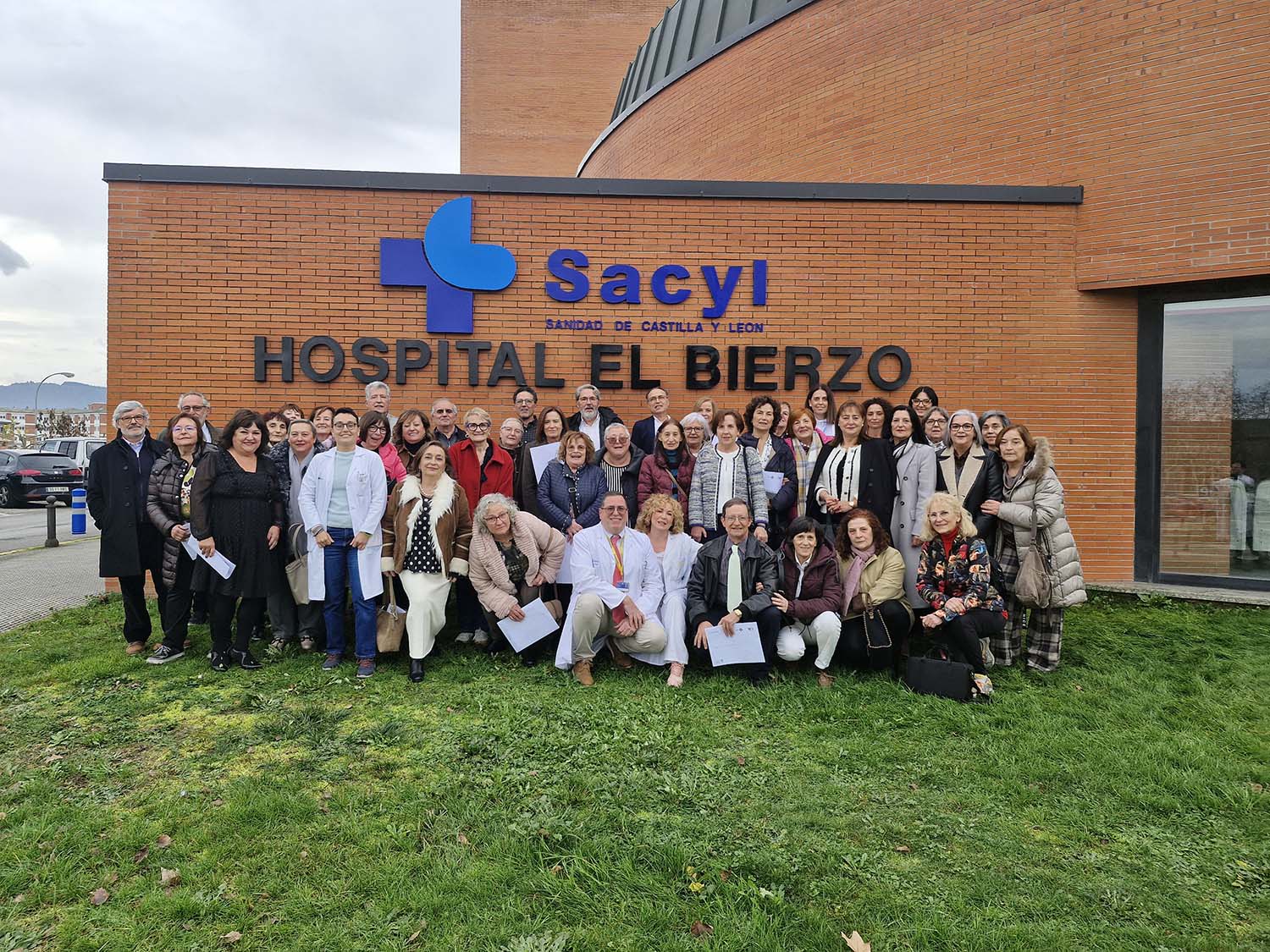 Foto de familia con los jubilados de la Gasbi en 2025.