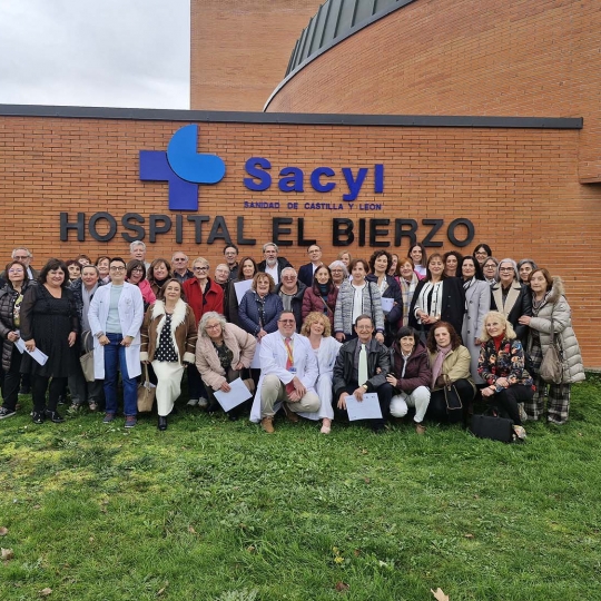 Foto de familia con los jubilados de la Gasbi en 2025.