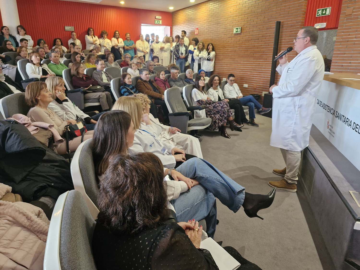 Ortiz de Saracho dando el discurso en el homenaje a los jubilados de la Gasbi en 2025.