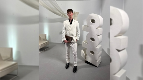 El tiktoker berciano Alvarito presente en los premios Ídolo y todo el mundo habla de su traje de Teatriz