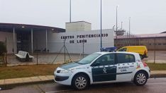 Un interno de la cárcel de León agrede a cuatro trabajadores tras prender el colchón de su celda Un interno de la cárcel de León agrede a cuatro trabajadores tras prender el colchón de su celda