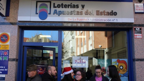 Alegría en La Bañeza por el Gordo de la Navidad (2)