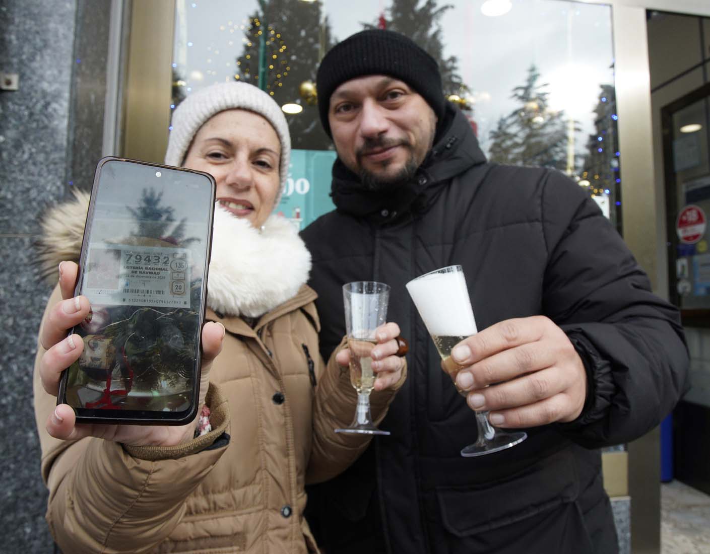 César Sánchez ICAL. La administración J. De Lama número 2 de Villablino, reparte cincuenta series del Gordo de Navidad (9)