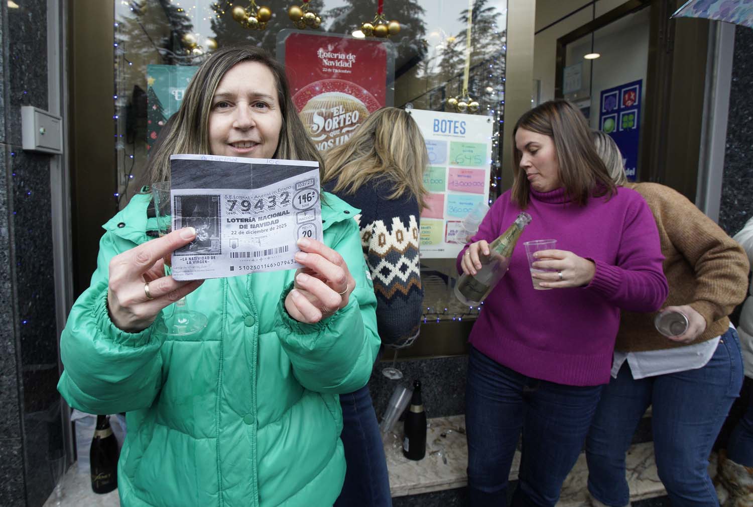 César Sánchez ICAL. La administración J. De Lama número 2 de Villablino, reparte cincuenta series del Gordo de Navidad (8)