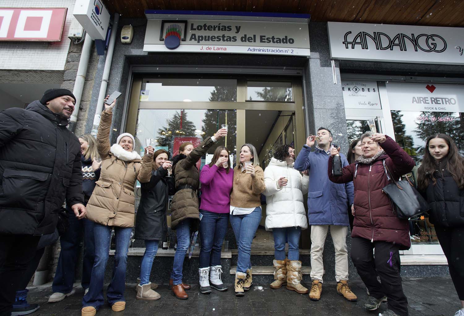 César Sánchez ICAL. La administración J. De Lama número 2 de Villablino, reparte cincuenta series del Gordo de Navidad (7)