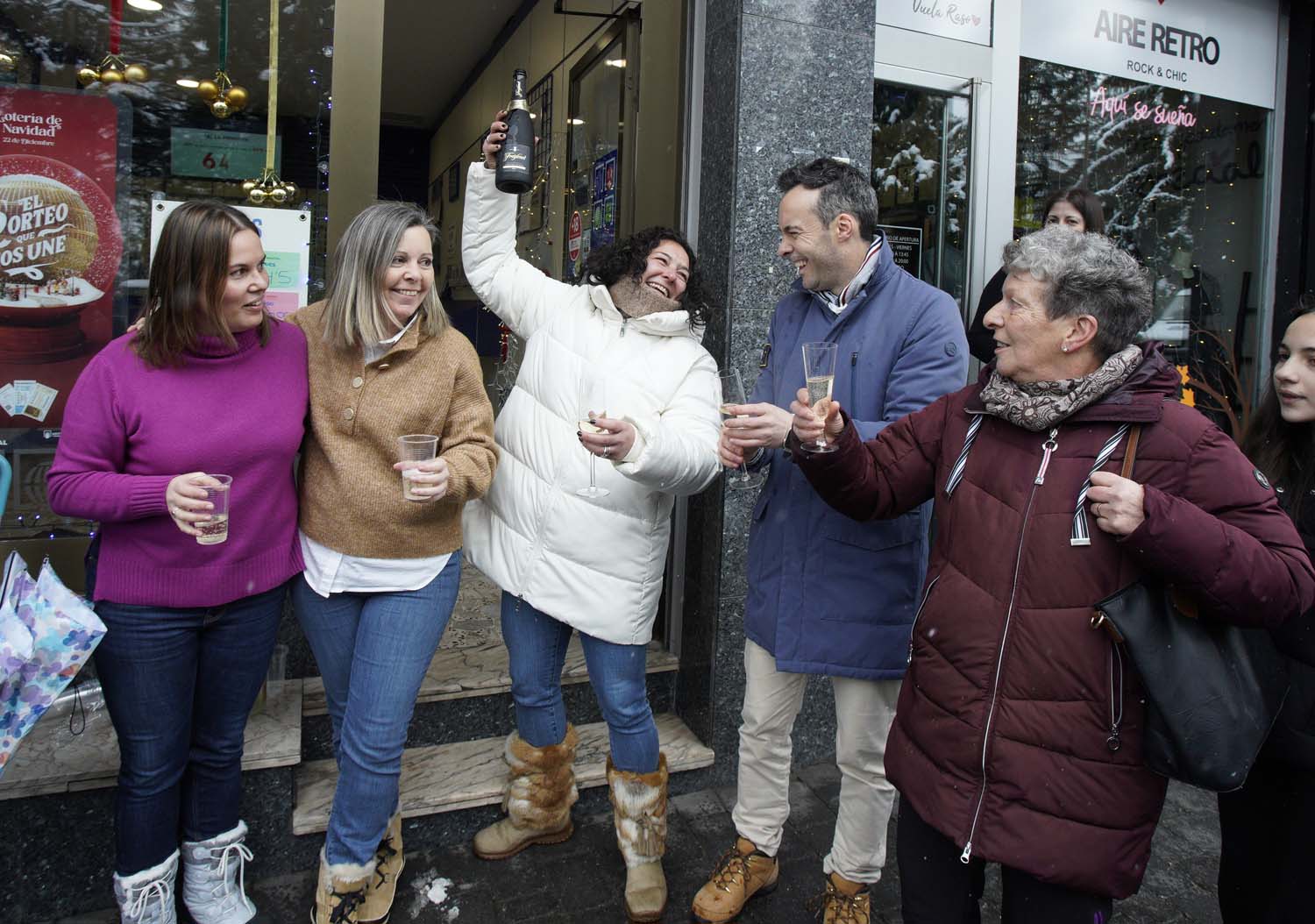 César Sánchez ICAL. La administración J. De Lama número 2 de Villablino, reparte cincuenta series del Gordo de Navidad (5)