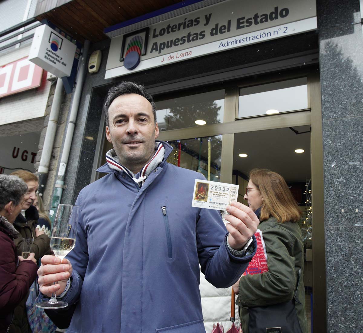 César Sánchez ICAL. La administración J. De Lama número 2 de Villablino, reparte cincuenta series del Gordo de Navidad (4)