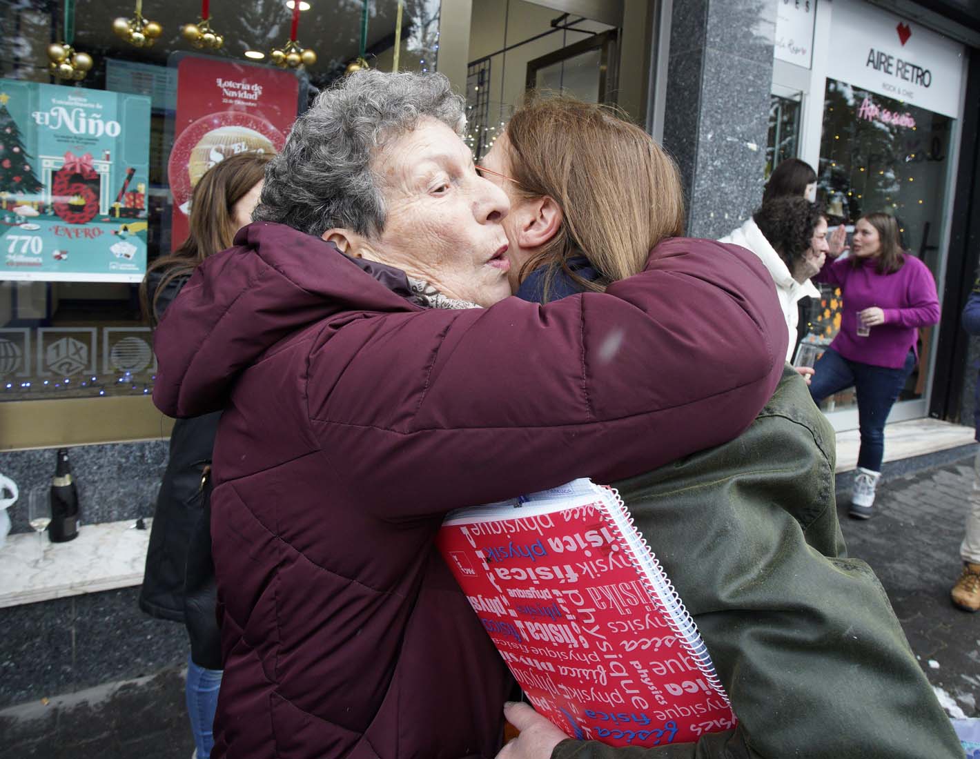 César Sánchez ICAL. La administración J. De Lama número 2 de Villablino, reparte cincuenta series del Gordo de Navidad (2)