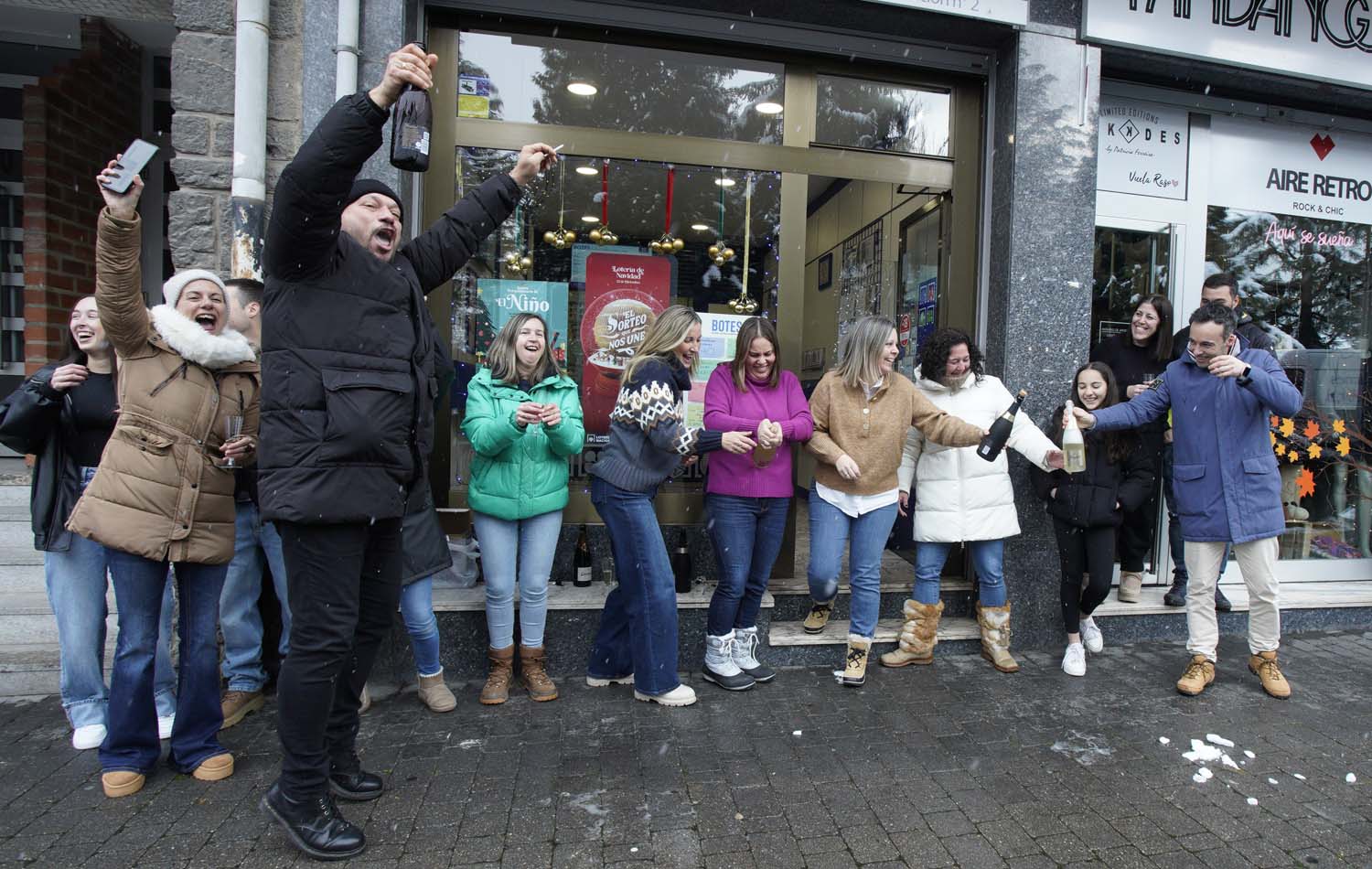 César Sánchez ICAL. La administración J. De Lama número 2 de Villablino, reparte cincuenta series del Gordo de Navidad (10)