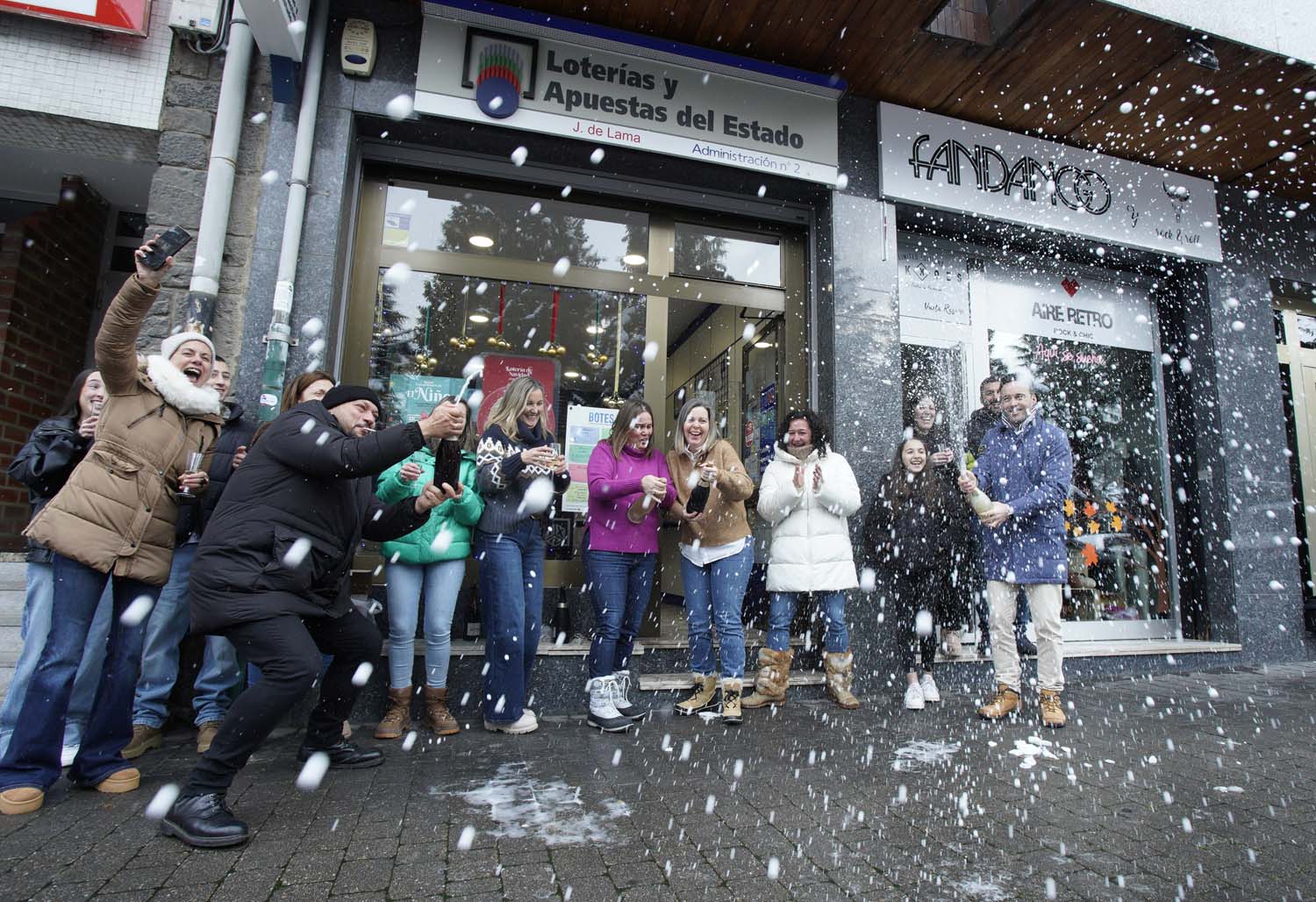 César Sánchez ICAL. La administración J. De Lama número 2 de Villablino, reparte cincuenta series del Gordo de Navidad (1)