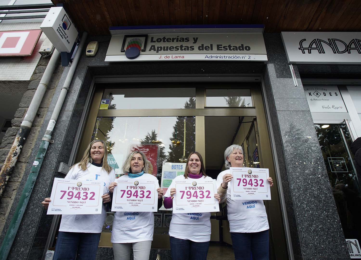 César Sánchez ICAL. La administración J. De Lama número 2 de Villablino, reparte cincuenta series del Gordo de Navidad 2