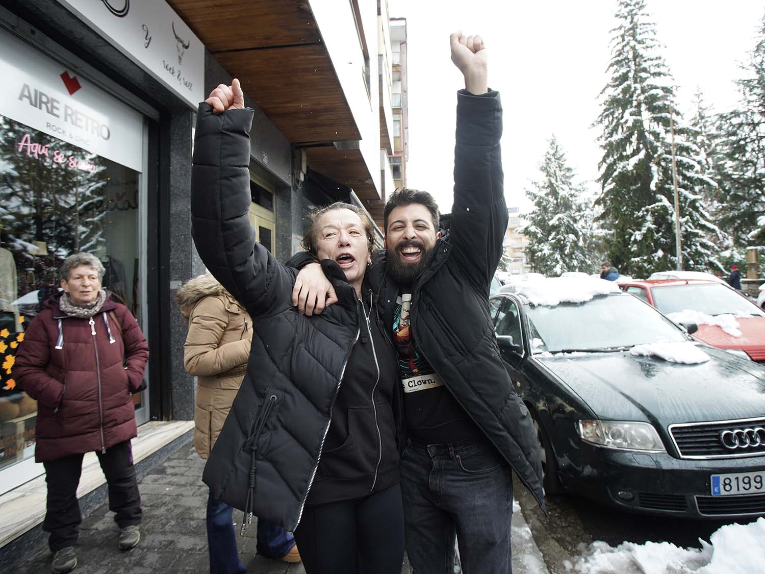 César Sánchez ICAL. La administración J. De Lama número 2 de Villablino, reparte cincuenta series del Gordo de Navidad 1