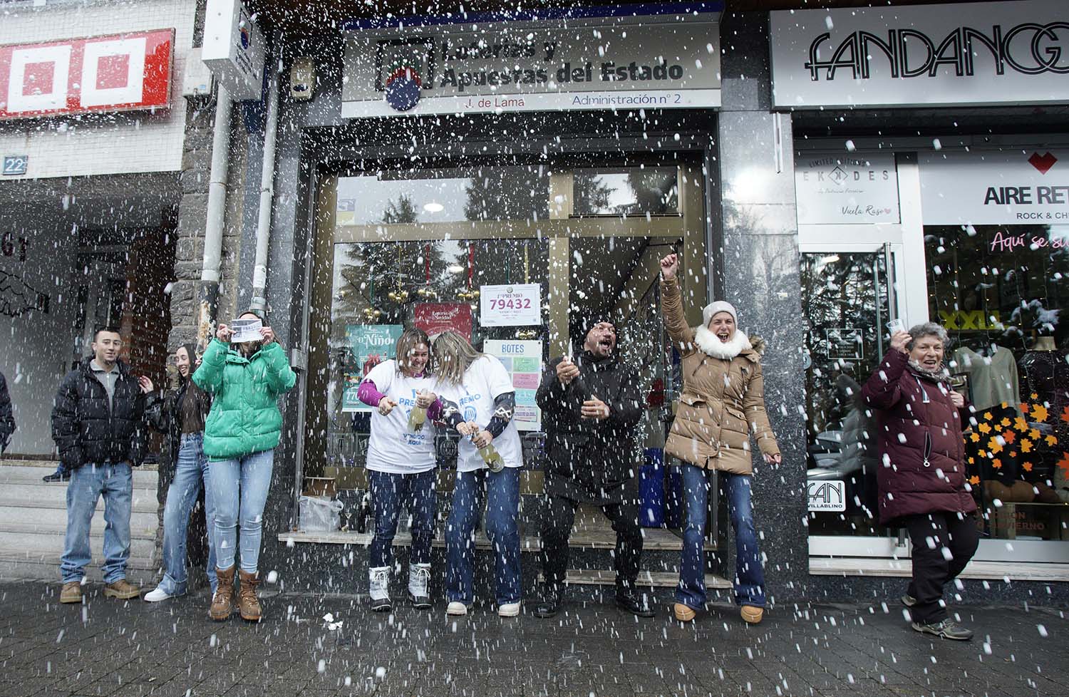 César Sánchez ICAL. La administración J. De Lama número 2 de Villablino, reparte cincuenta series del Gordo de Navidad .