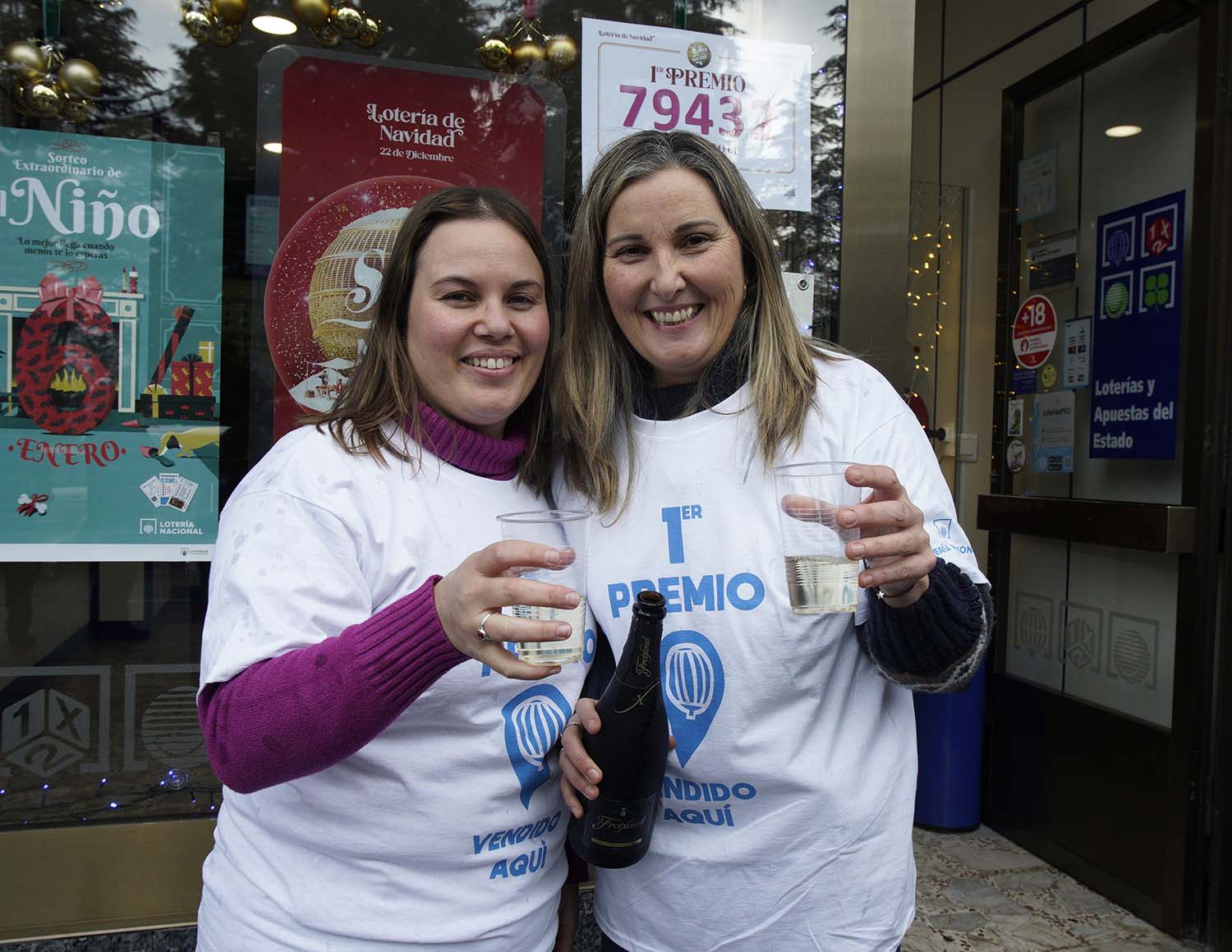 César Sánchez ICAL. La administración J. De Lama número 2 de Villablino, reparte cincuenta series del Gordo de Navidad