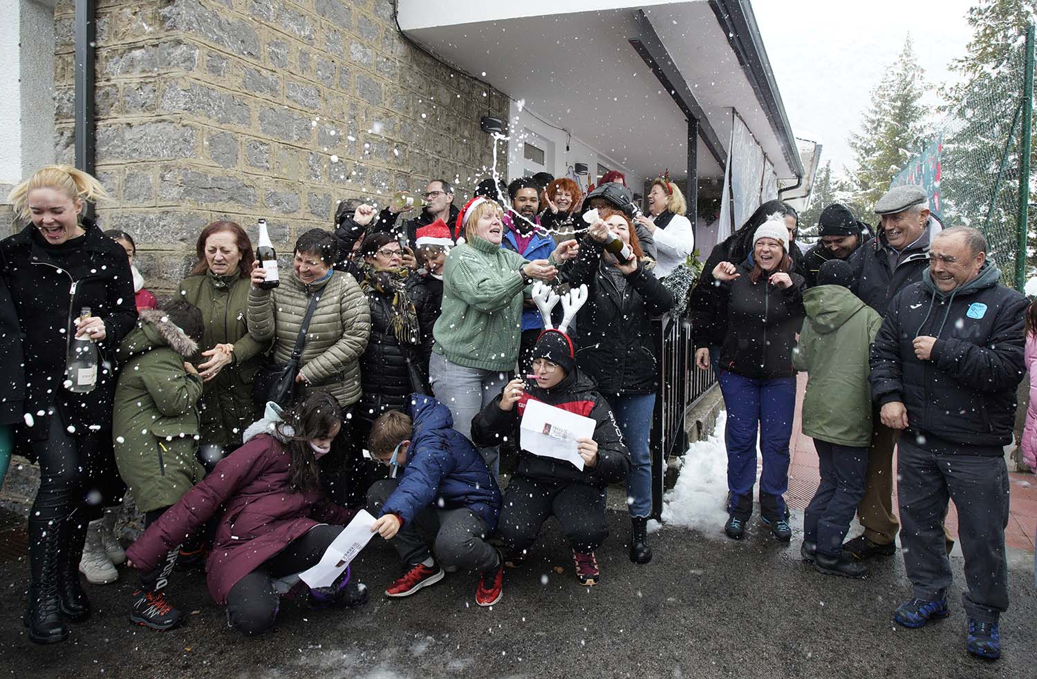 César Sánchez ICAL. La asociación Alzheimer Laciana situada en Villaseca de Laciana, agraciada con el Gordo de Navidad (3