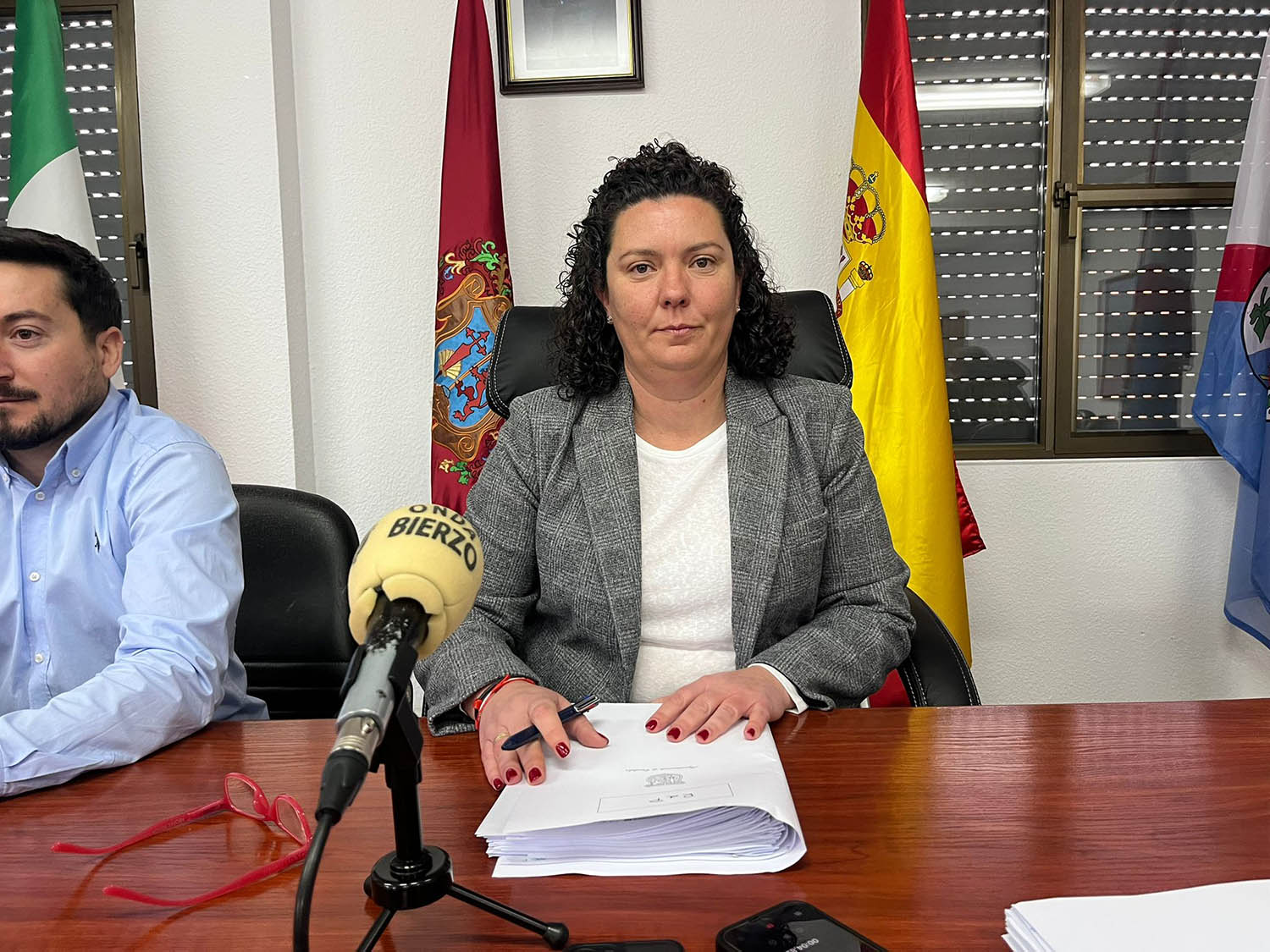 Rueda de prensa del equipo de gobierno de Cacabelos. Irene González, alcaldesa