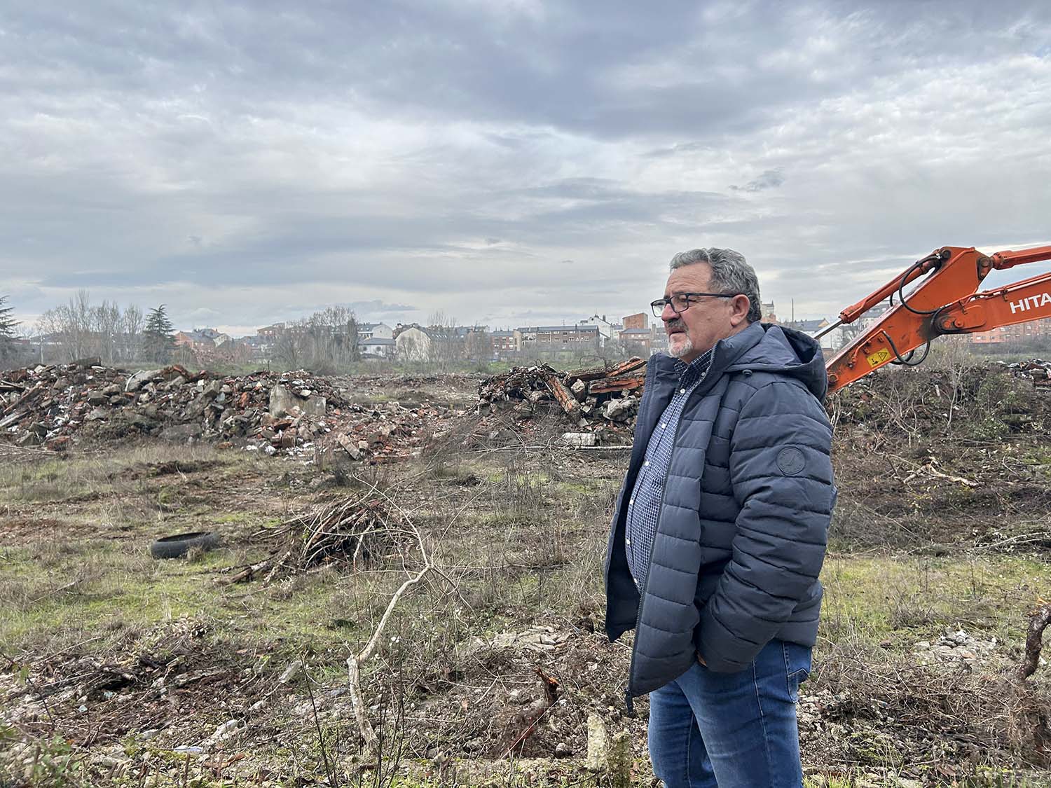 El concejal Carlos Fernández durante los trabajos de limpieza del vertedero ilegal de Flores del Sil